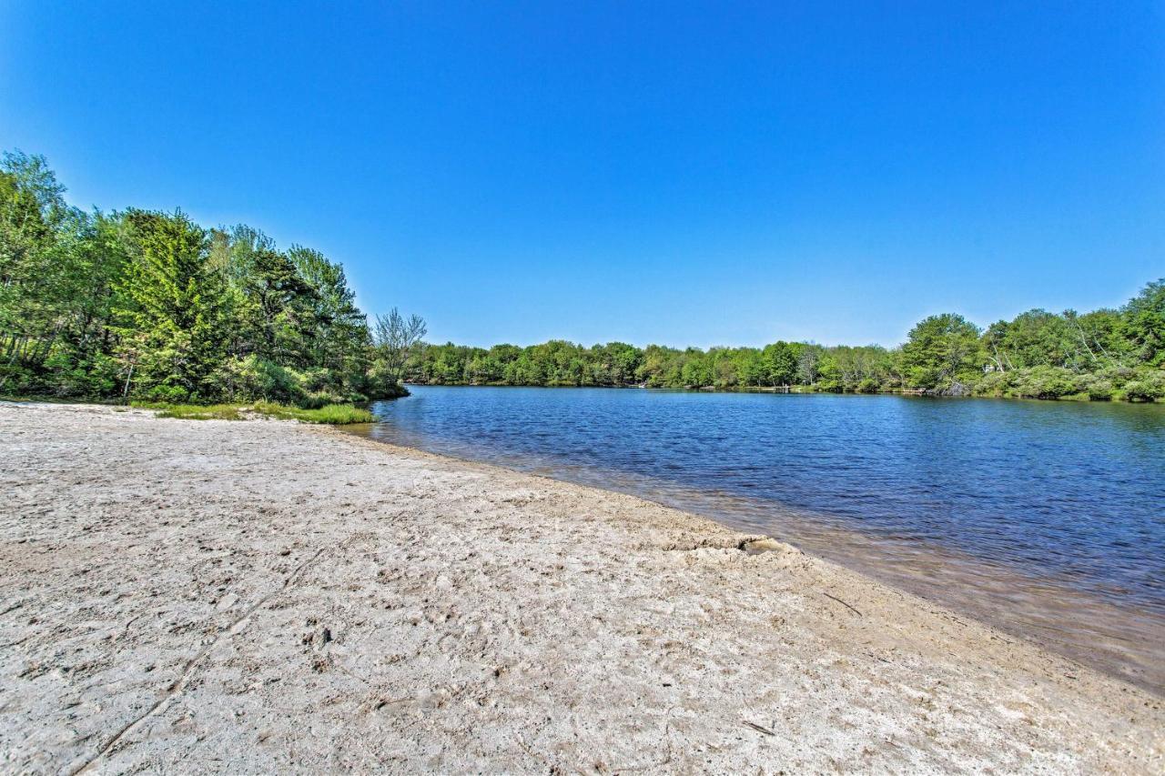 Peaceful Poconos Home With Lake And Pool Access! Long Pond Eksteriør billede